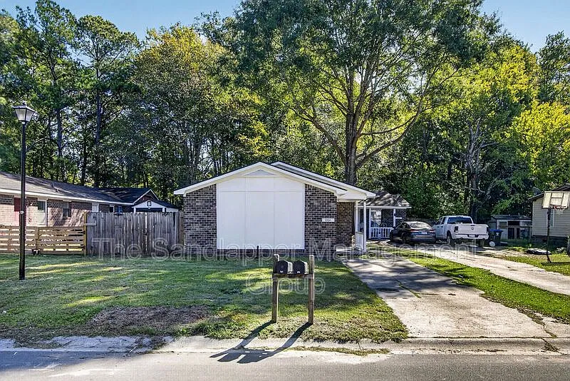 3 bed, 2.0 bath, 1150 sqft, $1,850 — Photo 3