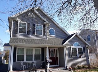 558 S 9th St, Lindenhurst, NY 11757