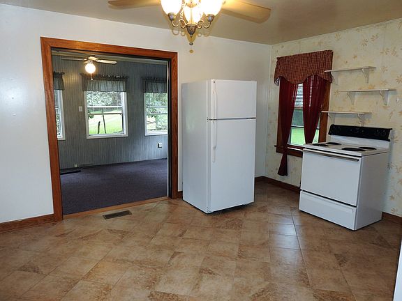 Kitchen w/ Tile Flooring