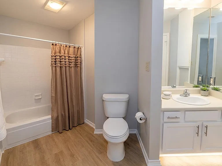 1111 Oakland Dr — Photo 3