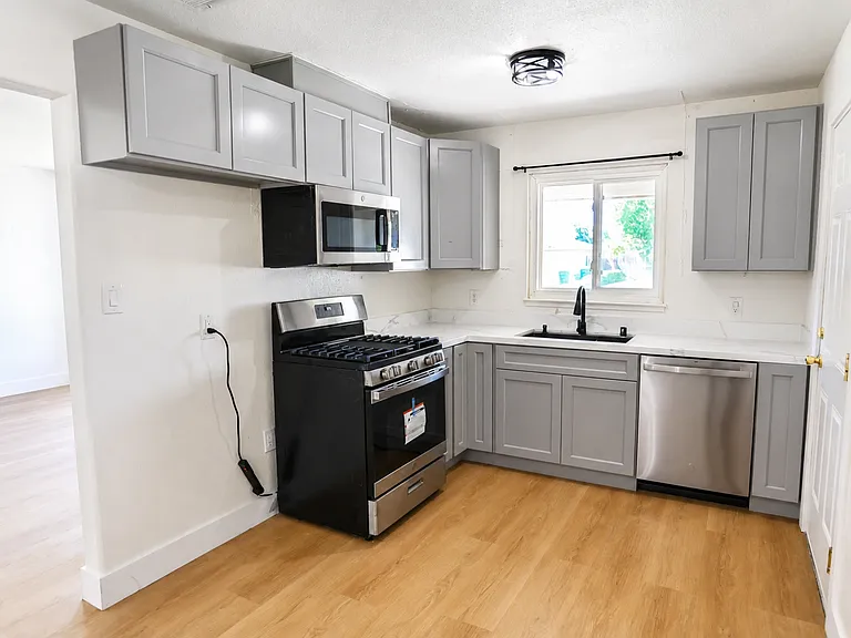 706 Edan Ave — Photo 2