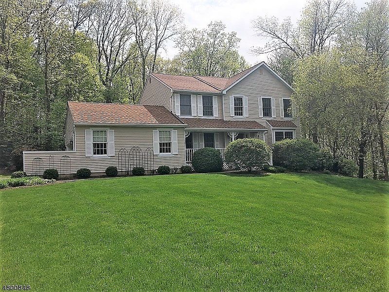 1st image of 4 Fieldstone Dr