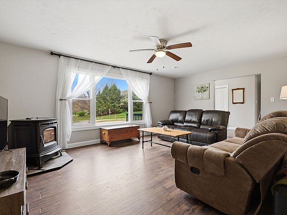 4th image of 347 Harmony Rd