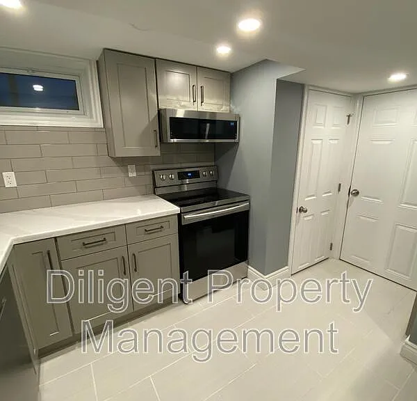 369 Applegrove Ave #LOWER — Photo 10
