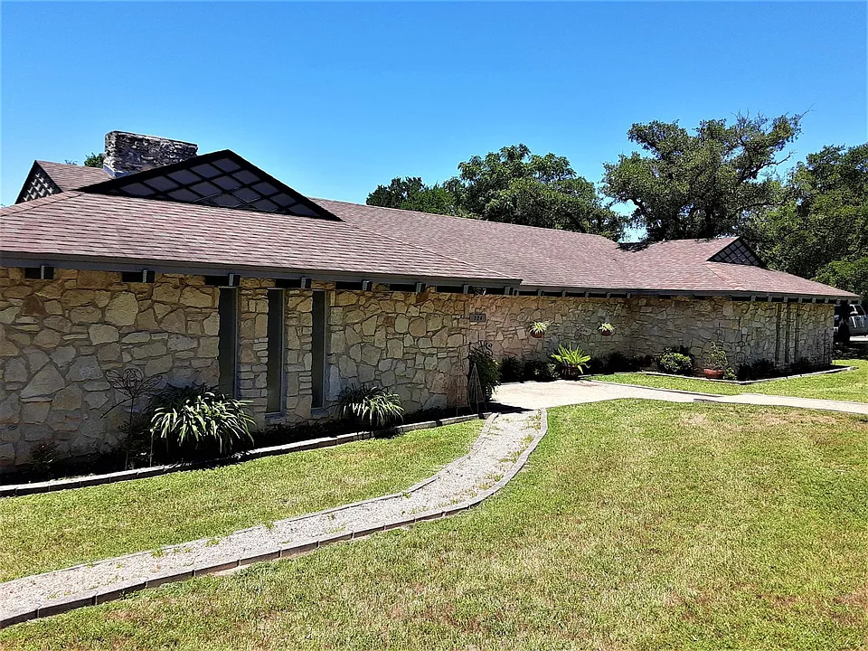 724 Whispering Oaks Dr