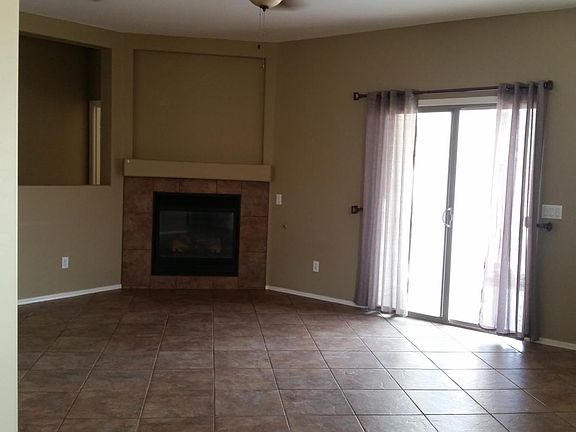 Living Room/Fireplace