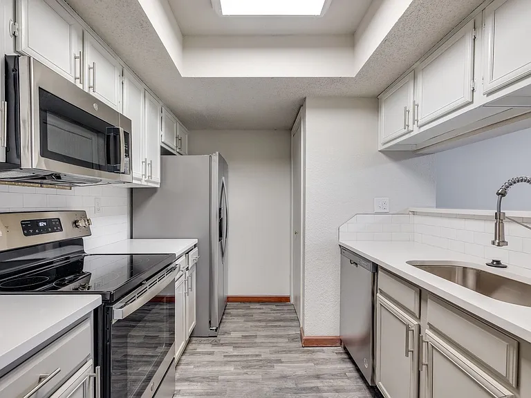 Lincoln Park Apartments — Photo 26