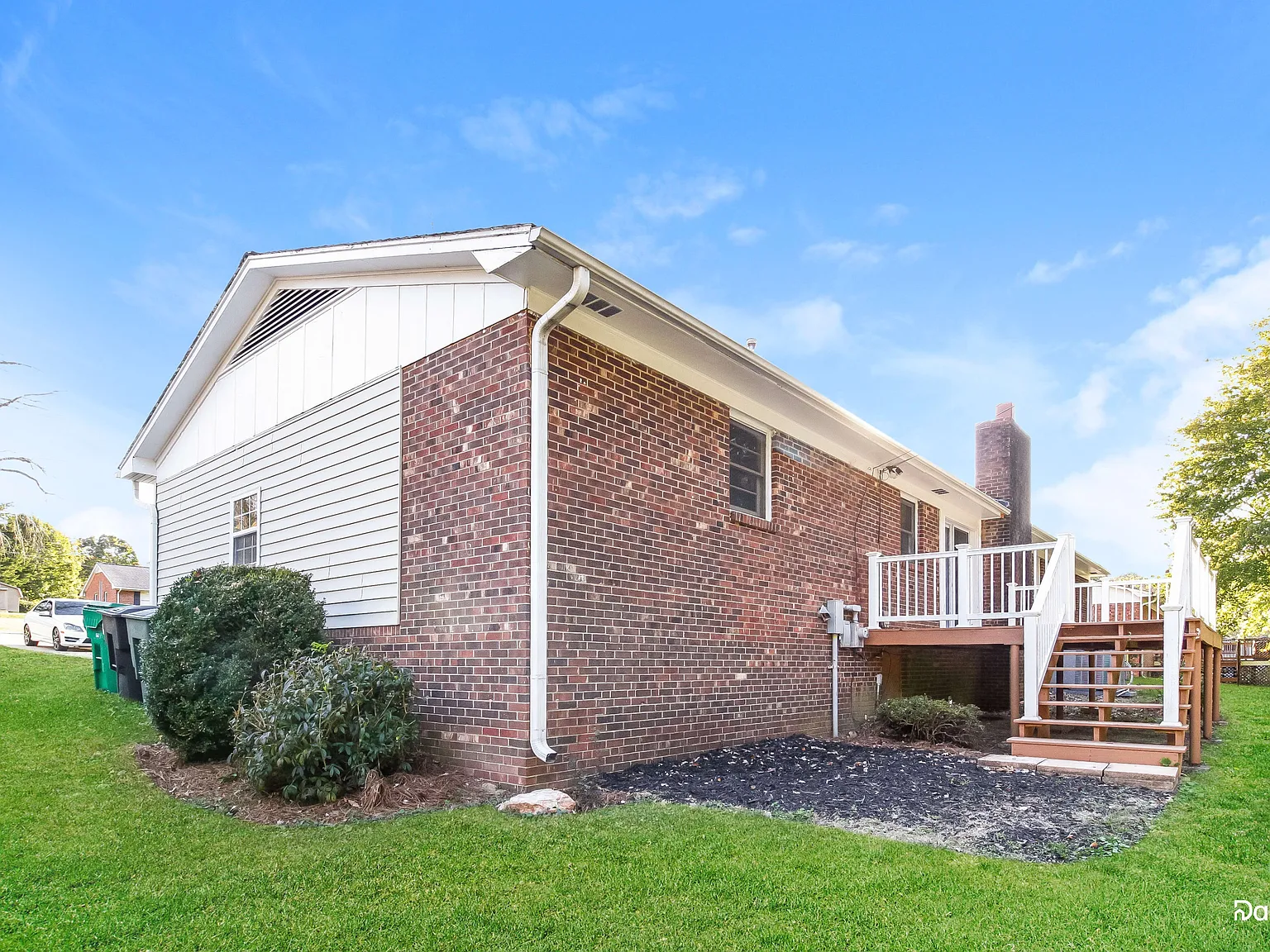 3 bed, 2.0 bath, 1458 sqft, $2,055 — Photo 2