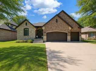 19853 Chase Dr, Macomb, MI 48042