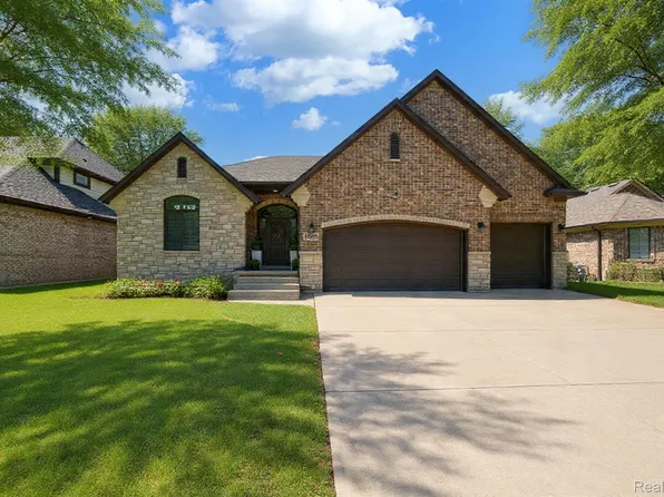 19853 Chase Dr, Macomb, MI 48042