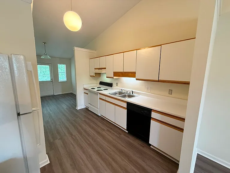 104 Benin Ct #B — Photo 7