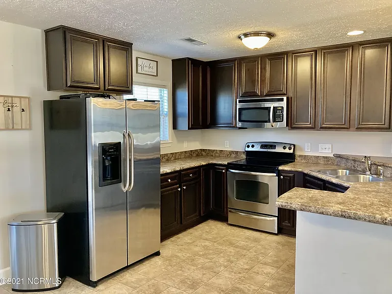406 Amaryllis Ln — Photo 3