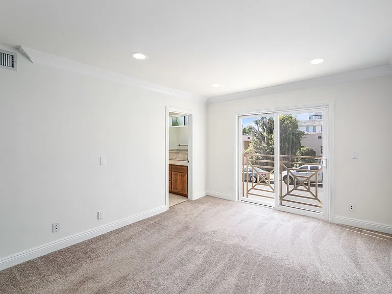 2300 Fox Hills Dr — Photo 3