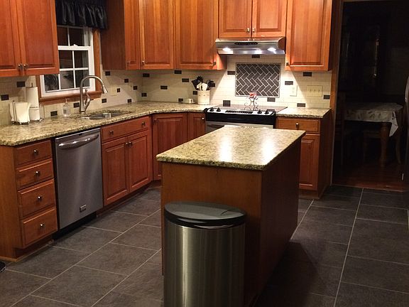 3rd image of 500 Lakeland Cres