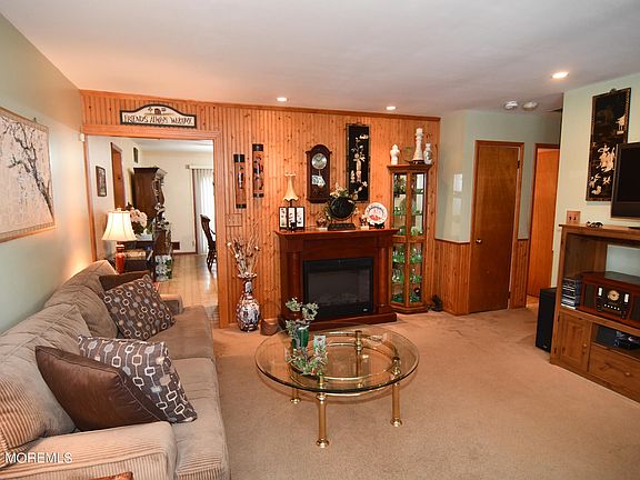 4th image of 1017 Beachwood Boulevard