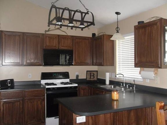 Kitchen w/Pantry