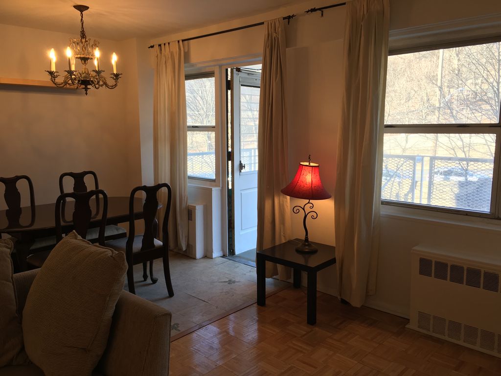 2 Bed 1 Bath Property, New York • 900 Sq Ft