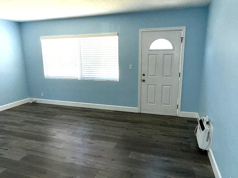 564 N Citrus St — Photo 3