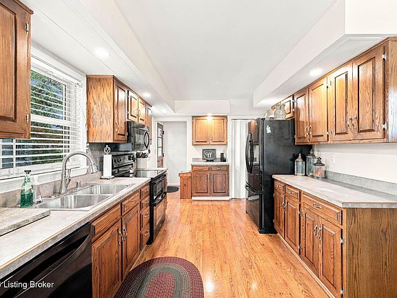 5th image of 8035 Watterson Trl