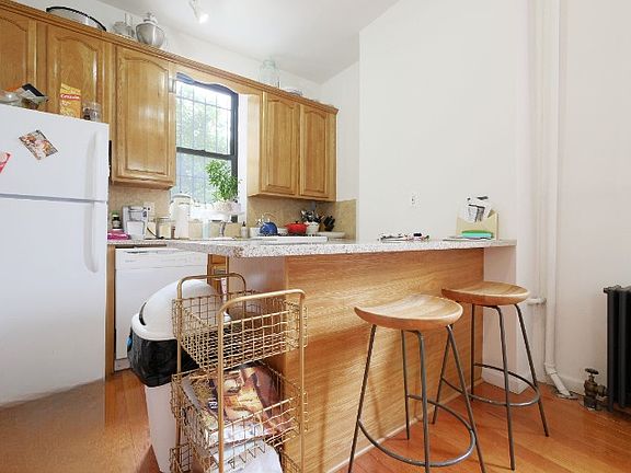 3rd image of 286A 16th St #3