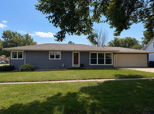 209 Georgia Ave SW, Orange City, IA 51041