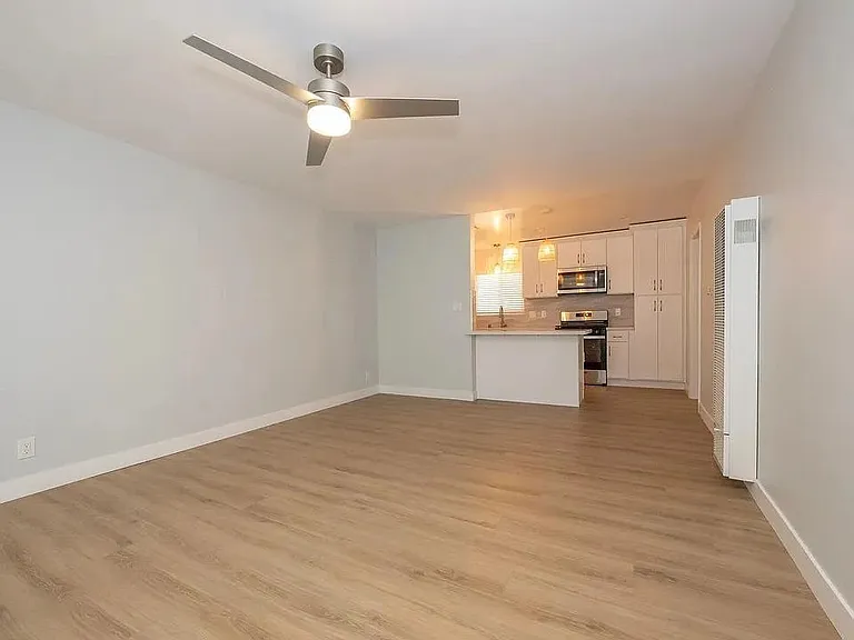 418 N Broadway #418.5 — Photo 9