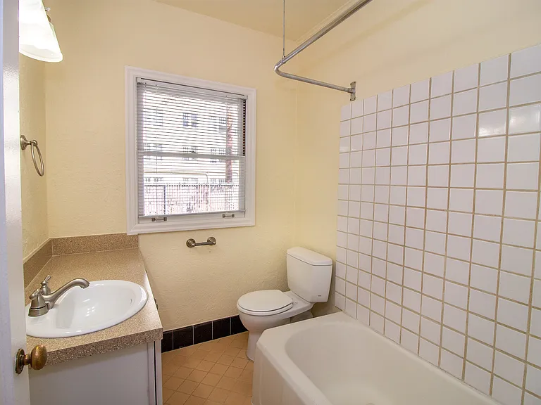 Gardner Court - Portland Oregon - Bathroom