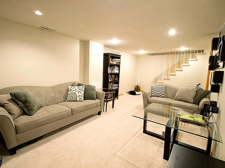 2605 Webster Ave S — Photo 4