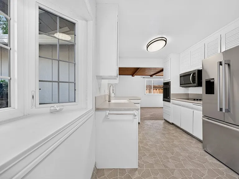 1214 Kilarney Ln — Photo 11
