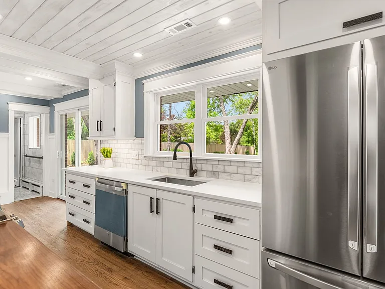 1010 W Elm St — Photo 10
