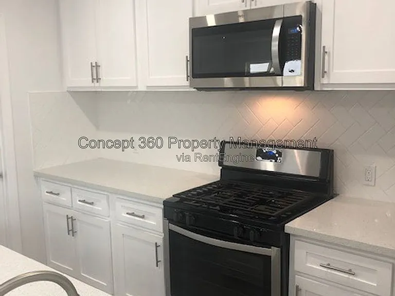 110 E Scott St — Photo 9