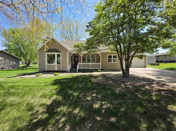 207 Iowa Ave NW, Orange City, IA 51041