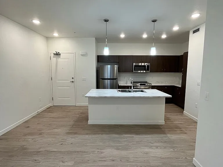 Lexington Sky Apartments — Photo 4