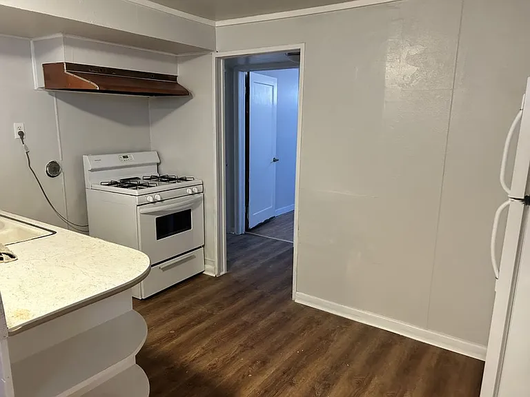 636 1/2 Avenue B — Photo 3