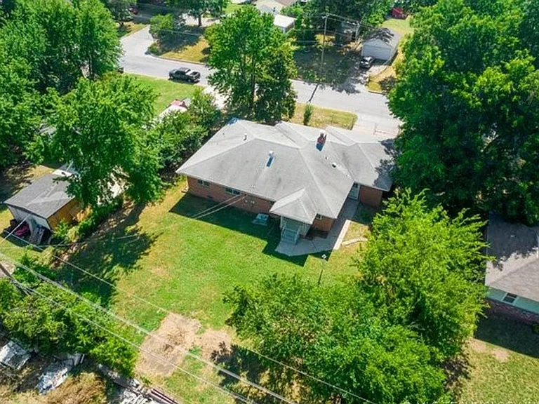 4827 S Waco Ave — Photo 3