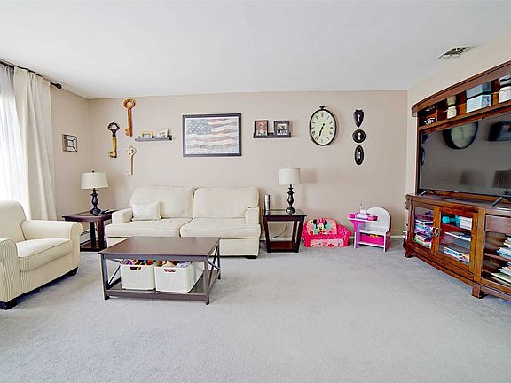 5th image of 17 Dorchester Dr