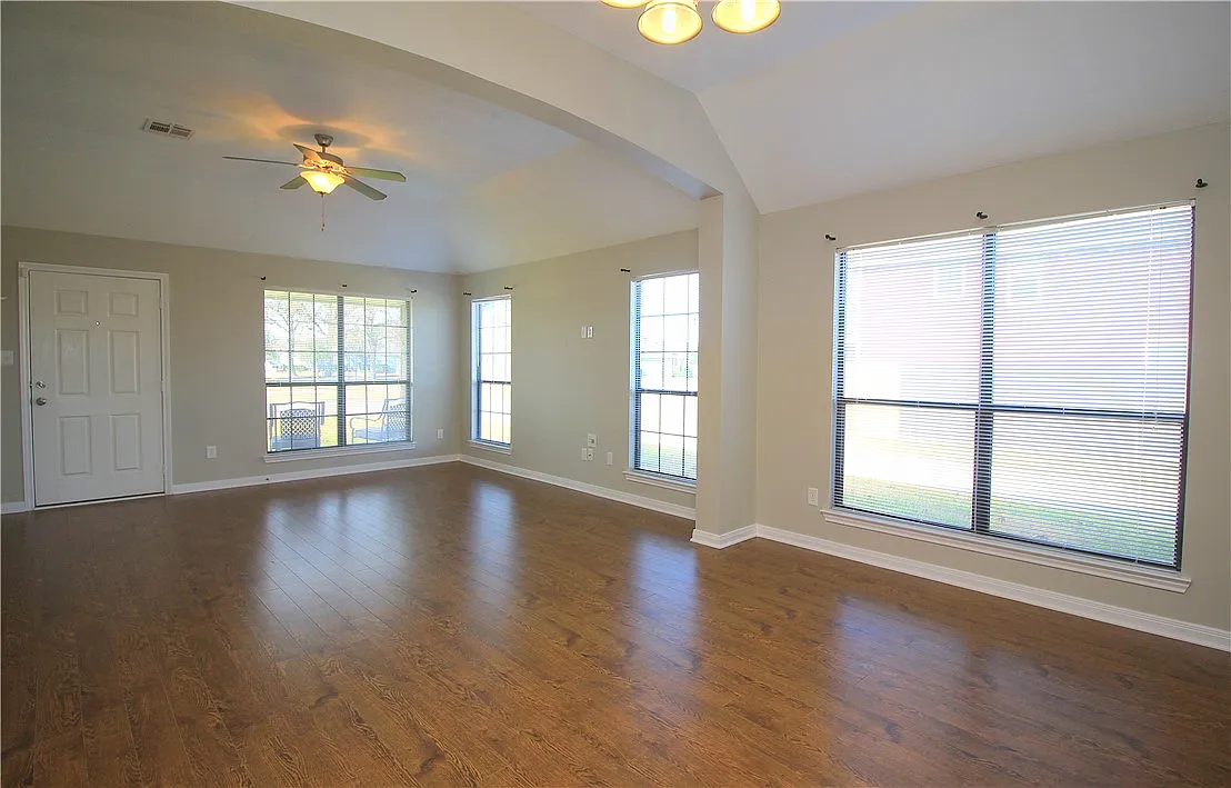 3 bed, 1423 sqft, $1,925 — Photo 2