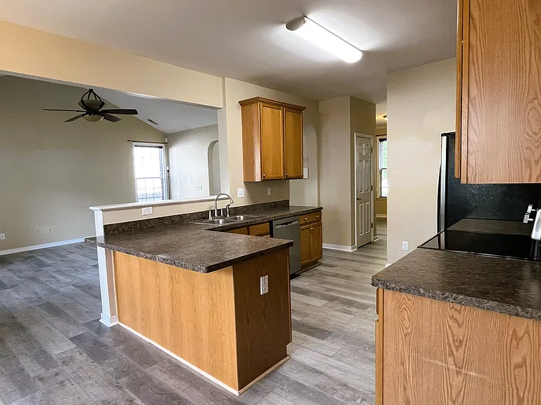 410 Queensbury Ln — Photo 4