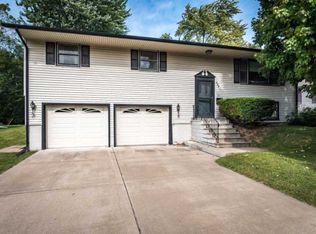 624 11th St, Silvis, IL 61282