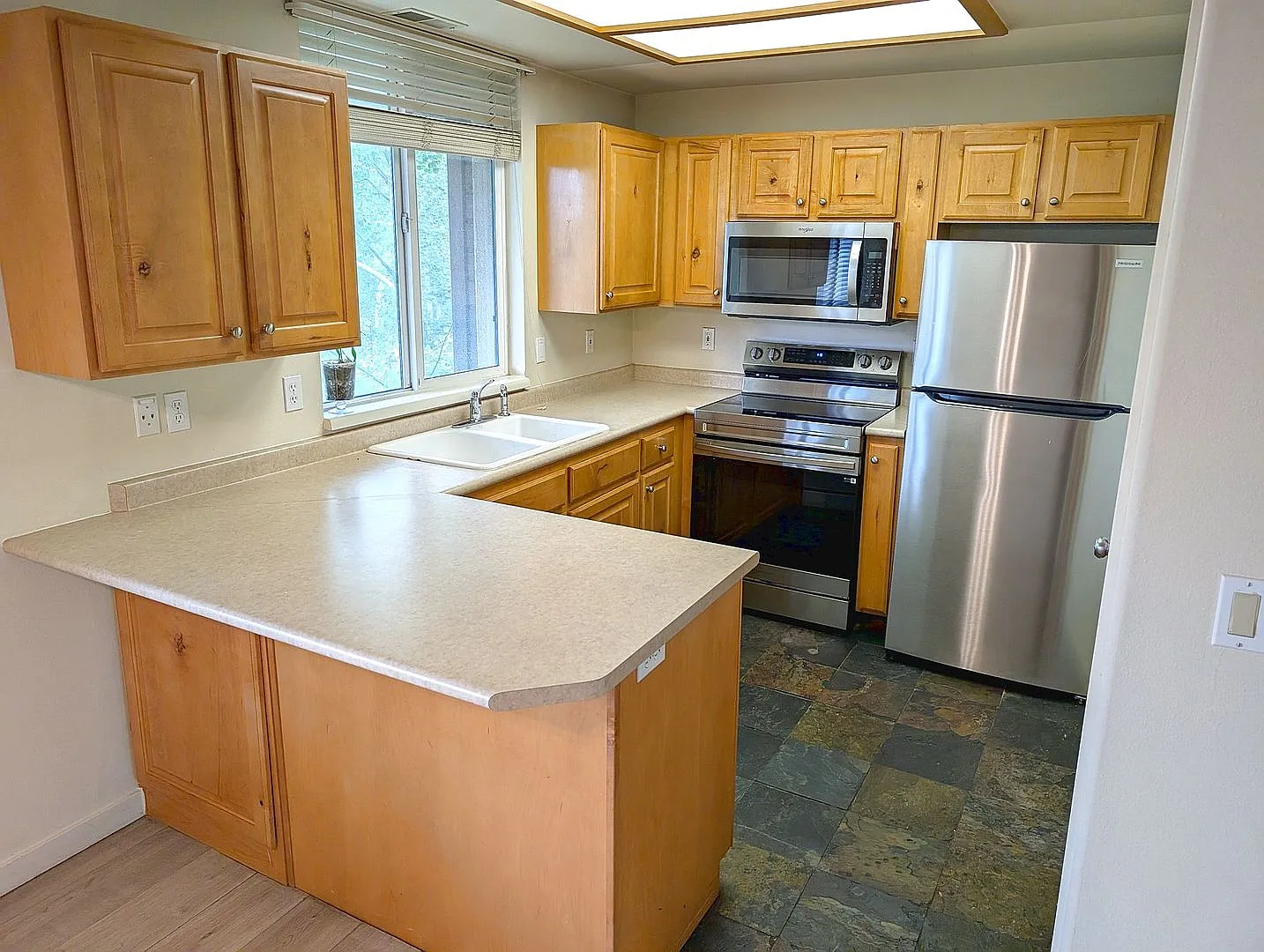 1600 W Pinebrook Blvd — Photo 2