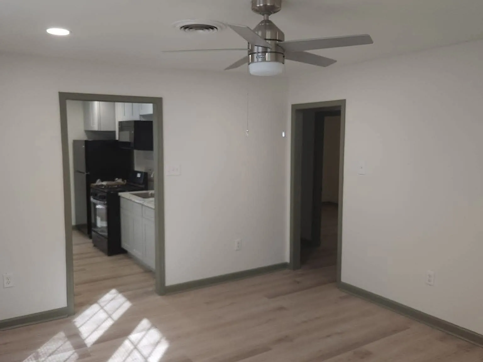 3 bed, 2.0 bath, 1094 sqft, $1,360 — Photo 3