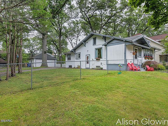 2nd image of 910 Calvin Ave SE