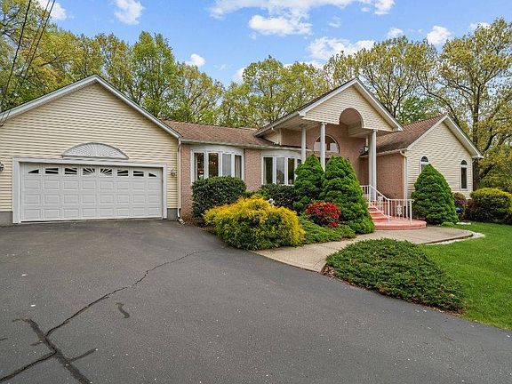 4th image of 19 Foxwood Dr