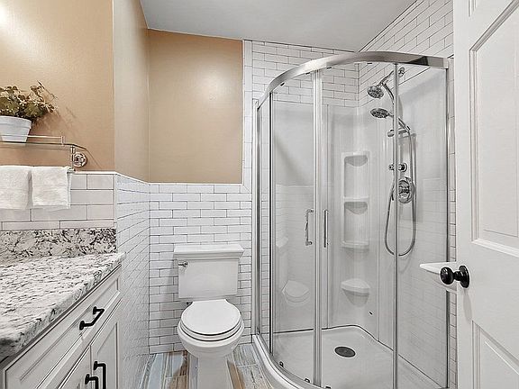 Main bathroom 