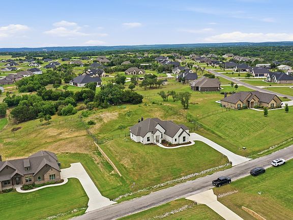 4th image of 404 Oak Meadow Ln