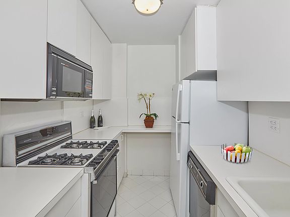5th image of 166 E 61st St APT 10E