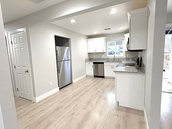 5th image of 863 De Bernardi Ct #B