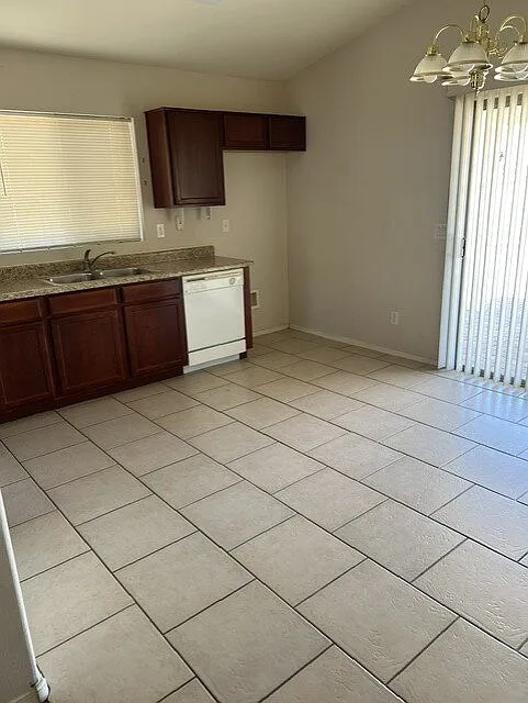 3 bed, 2.0 bath, 1281 sqft, $1,475 — Photo 4