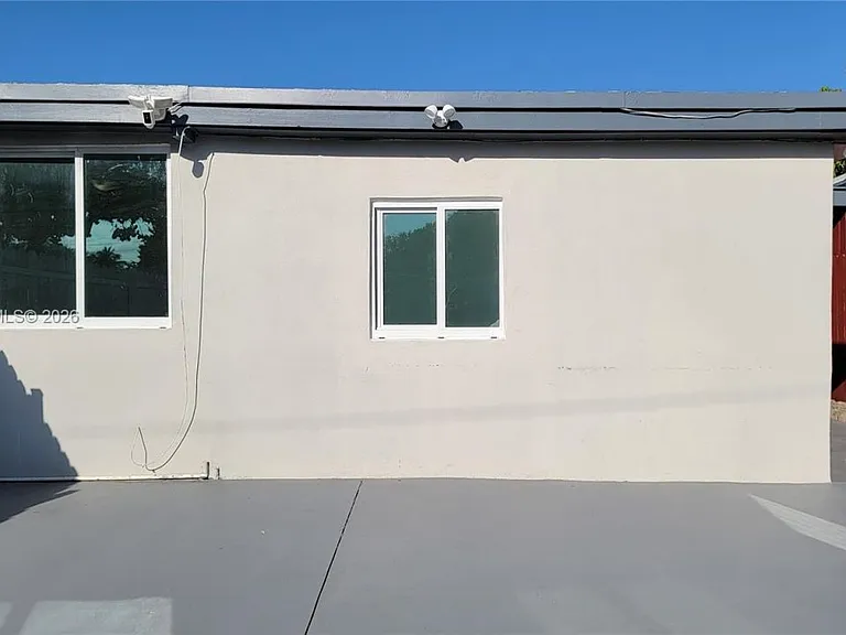 14200 NE 15th Ave #B — Photo 2