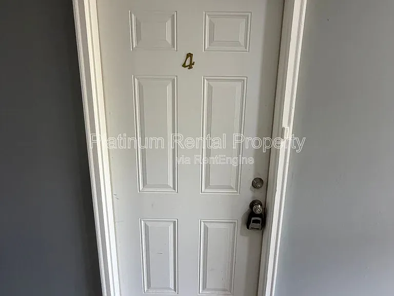 1492 Waverly Way #B-4 — Photo 3